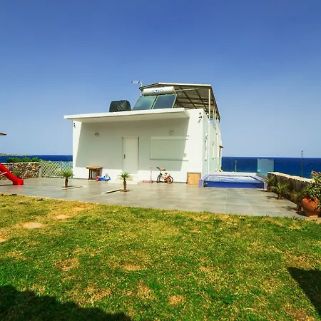 Eva Koutouloufari (Crete)